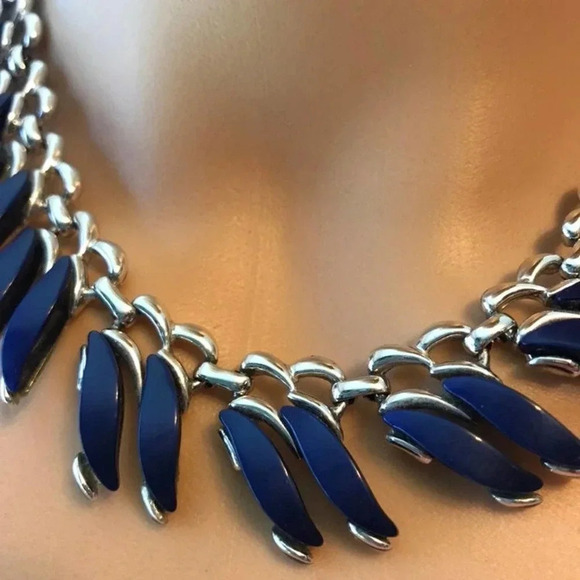 Beautiful Turquoise Stones Matching Set Necklace and Bracelet - Picture 2 of 10